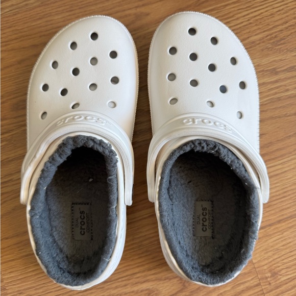 White Fuzzy-Lined Crocs | Men’s 6 / Women’s 8 | Classic Clog with Warm Lining - Picture 9 of 13